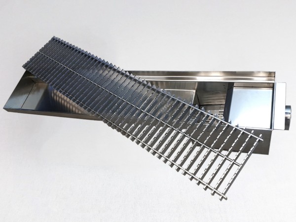 Inoks podna rešetka s koritom i sifonom, dimenzija 150mm x 3000mm  x Ø50mm / Ø75mm vodoravno / okomito POGODNA ZA PRELAZAK VOZILOM PROTUKLIZNA