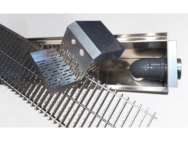 Inoks podna rešetka s koritom i sifonom, dimenzija 150mm x 3000mm  x Ø50mm / Ø75mm vodoravno / okomito POGODNA ZA PRELAZAK VOZILOM PROTUKLIZNA