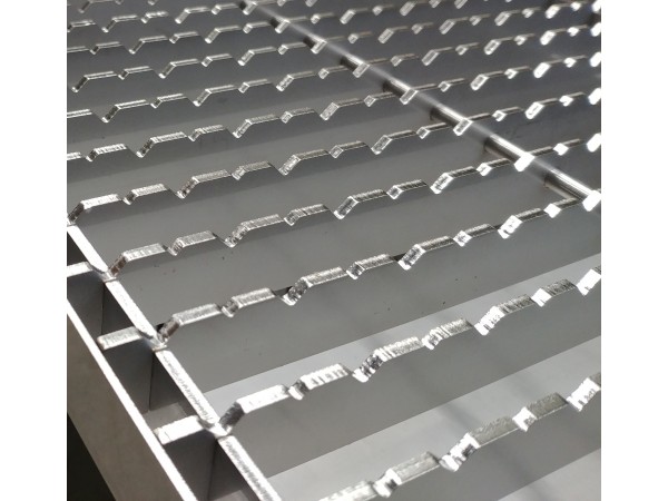 Inoks podna rešetka s koritom i sifonom, dimenzija 150mm x 3000mm  x Ø50mm / Ø75mm vodoravno / okomito POGODNA ZA PRELAZAK VOZILOM PROTUKLIZNA