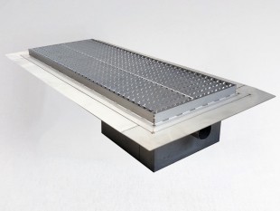 Inox protizdrsna talna rešetka s koritom ,sifonom in košaro. Dimenzij: 150mm x 1000mm ,odtok opcija Ø50mm ali Ø75mm ,smer odtoka opcijsko horizontalno ali vertikalno-POVOZNA ,PROTIZDRSNA s PRIROBNICO za HIDROIZOLACIJO