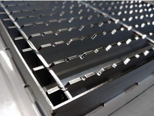 Inox protizdrsna talna rešetka s koritom ,sifonom in košaro. Dimenzij: 150mm x 1000mm ,odtok opcija Ø50mm ali Ø75mm ,smer odtoka opcijsko horizontalno ali vertikalno-POVOZNA ,PROTIZDRSNA s PRIROBNICO za HIDROIZOLACIJO