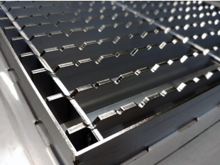 Inox talni sifon Z REŠETKO, dimenzij 300mm x 300mm x 176mm Ø50mm vertikalno POVOZEN PROTIZDRSEN s PRIROBNICO za HIDROIZOLACIJO